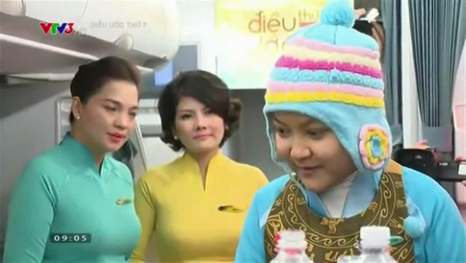 Bé gái ung thư thỏa ước mơ làm tiếp viên hàng không