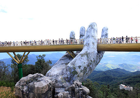 Một góc Cầu Vàng trên đỉnh núi Bà Nà. Ảnh: Nguyễn Đông. 