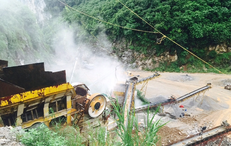 Chiều 9/9, mỏ đá vẫn hoạt động tấp nập. Ảnh: BT