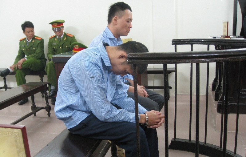 Hai bị cáo trong phiên xử ngày 30/11. Ảnh: BH