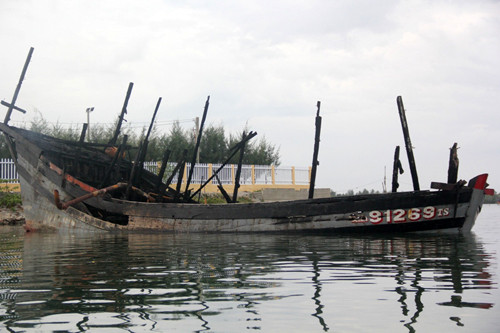 Tàu câu mực bị thiêu rụi với ước tính thiệt hại 3,5 tỷ đồng. Ảnh: VnExpress