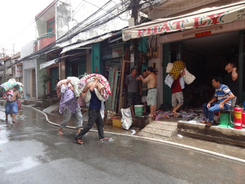 Người dân chuyển đồ ra ngoài