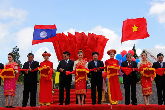 Cắt băng khánh thành Cửa khẩu Quốc tế La Lay. Ảnh: H.Thành