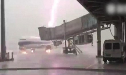 Hình ảnh sét đánh trúng máy bay Trung Quốc. Ảnh cắt từ clip