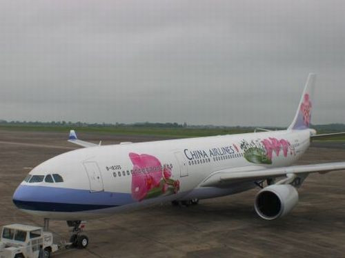 Máy bay bị xe ô tô đụng