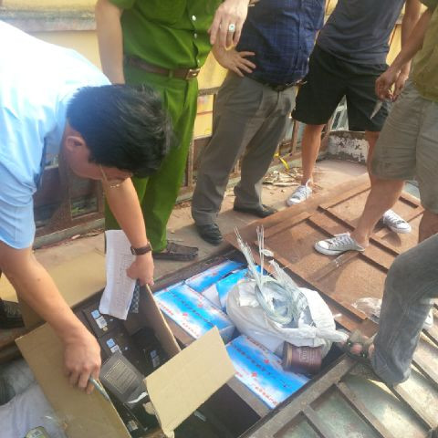 Hàng lậu được cất trong nhiều ngóc ngách xe khách. Ảnh: Đức Huy