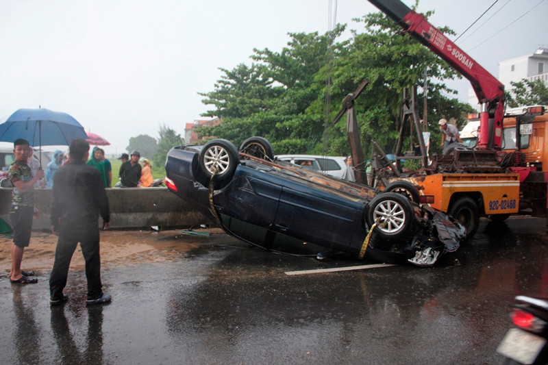 Chiếc Camry biển kiểm soát 92A – 02722 lật ngửa sau cú va chạm.