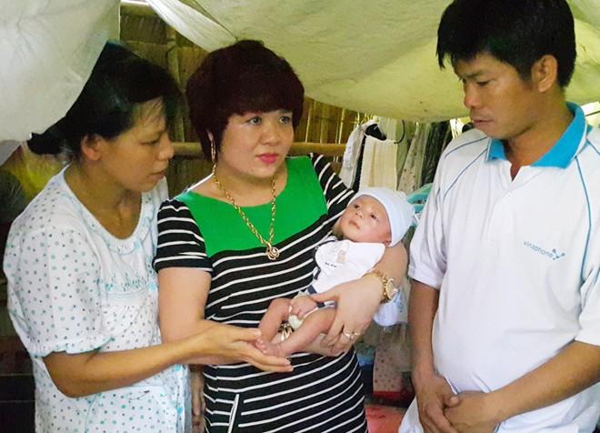 Bạn đọc đến tận nhà để thăm và tặng quà cho bé. Ảnh: CTV.