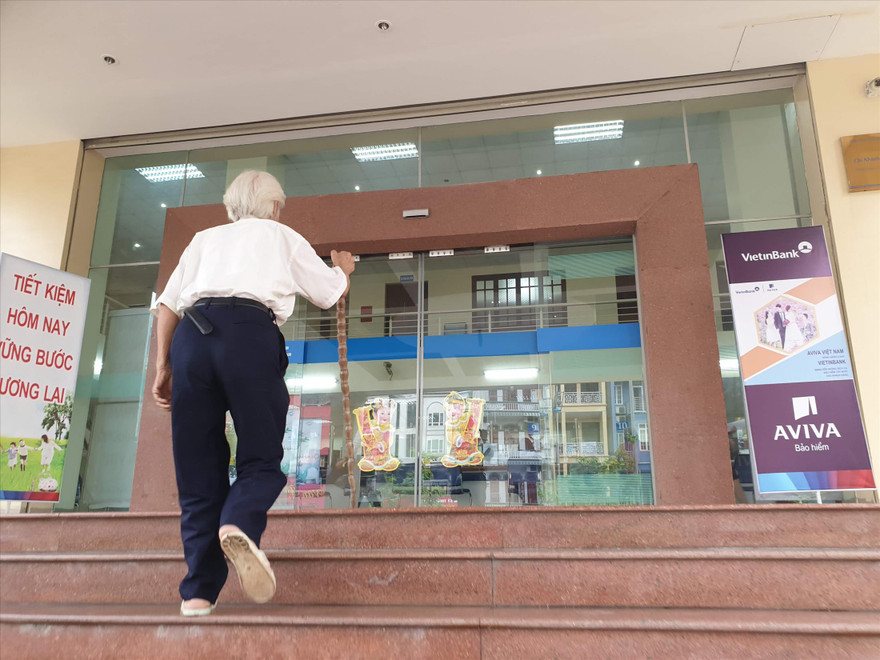 Ngày 22/8, ông H. lại thẫn thờ tìm đến ngân hàng, nơi mà ông đã viết giấy chuyển tiền cho bọn lừa đảo