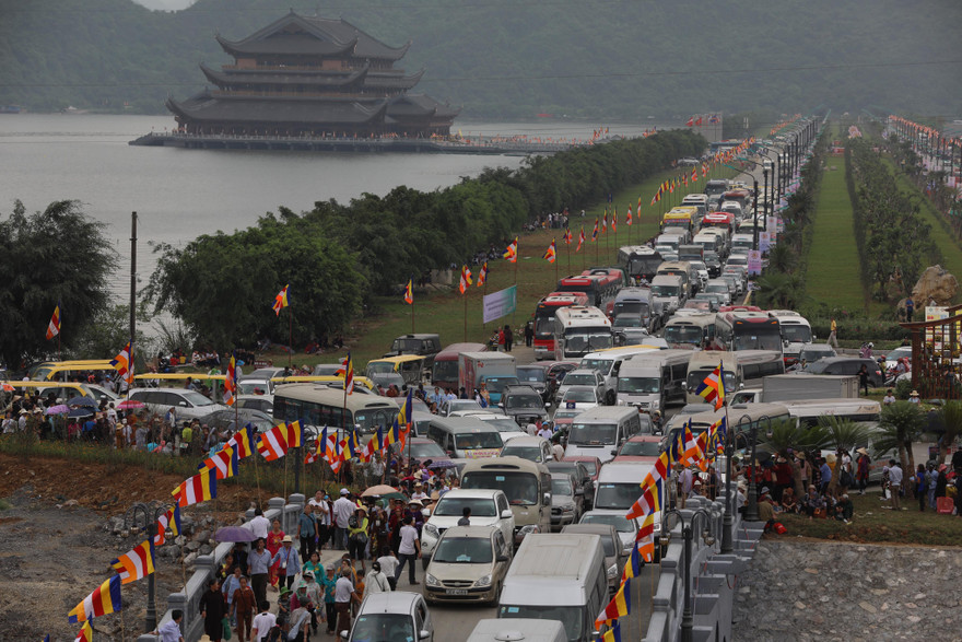 Đông đảo du khách thập phương hành hương về Tam Chúc sáng ngày khai mạc ảnh: như ý