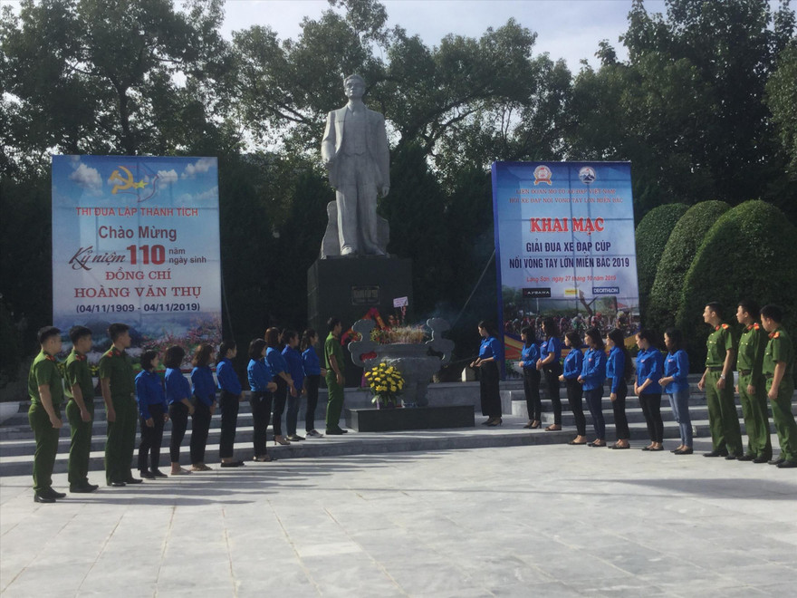 Tượng đài Hoàng Văn Thụ sừng sững giữa thành phố Lạng Sơn. Ảnh: Duy Chiến