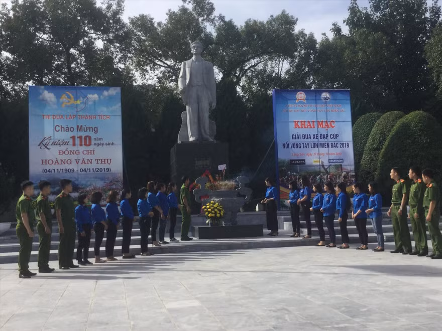 Tượng đài Hoàng Văn Thụ sừng sững giữa thành phố Lạng Sơn. Ảnh: Duy Chiến