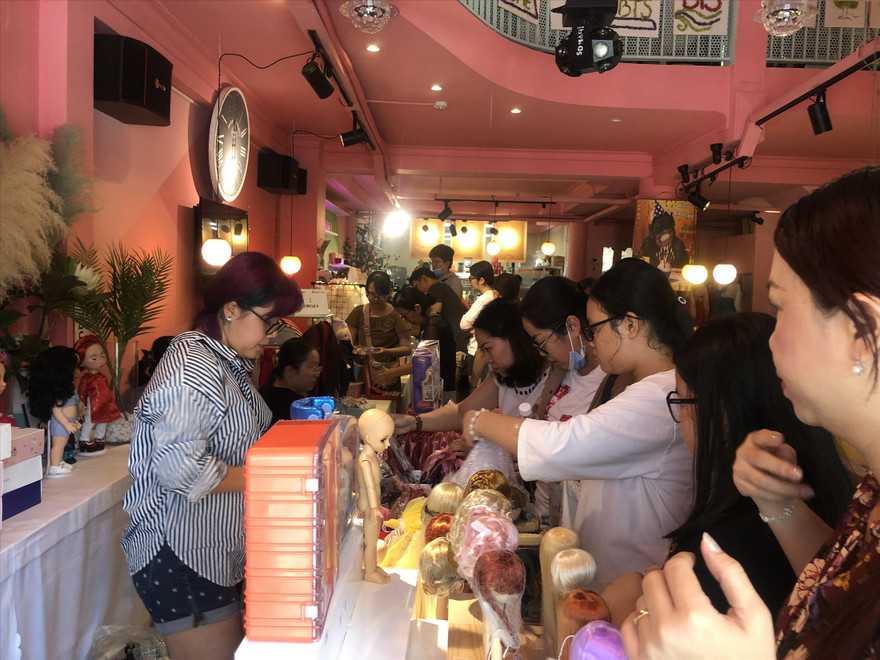 Phiên chợ búp bê tấp nập khách, từ trẻ em đến người lớn tuổi