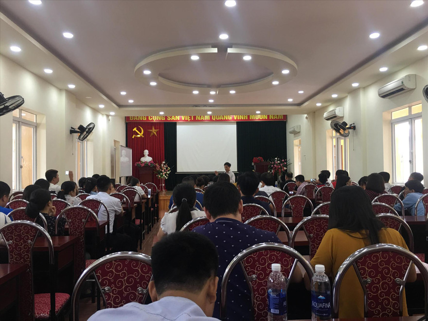 Hàng trăm học viên học văn bằng 2 ngành Luật Kinh tế trường ĐH Đông Đô tại Trung tâm giáo dục thường xuyên Hải Phòng không nhận được bất cứ câu trả lời thỏa đáng nào từ đại diện trường. Ảnh: Nghiêm Huê