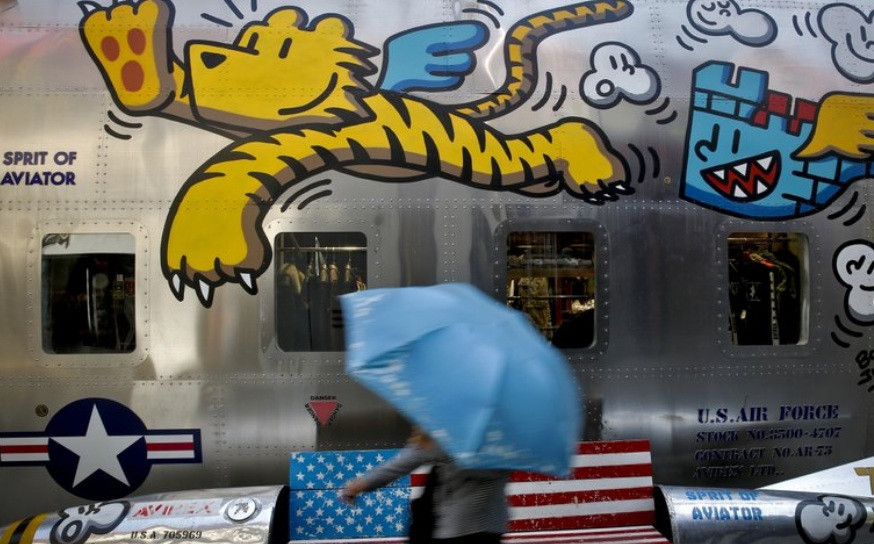 Trước một cửa hàng bán đồ Mỹ tại Bắc Kinh, Trung Quốc. ảnh: AP 