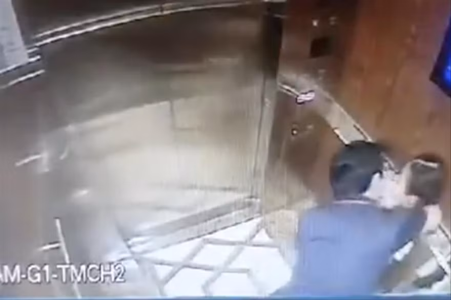Vụ nguyên phó viện trưởng “nựng” bé gái trong thang máy gây bức xúc lớn trong dư luận