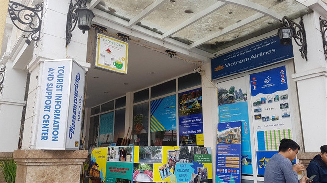 Đại lý bán vé máy bay, quán cà phê bủa vây Trung tâm Văn hóa Hồ Gươm  