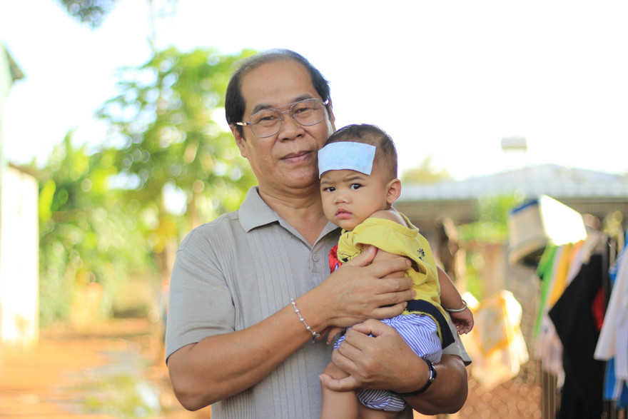 Ông Đinh Minh Nhật và con nuôi chưa đầy tuổi của mình 