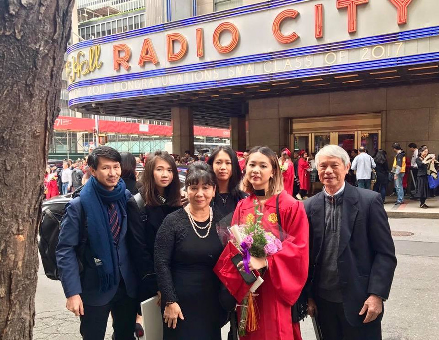 Bà Phan Thanh Hảo là cháu ngoại cụ Võ Chuẩn, trong ảnh bà Hảo (hàng trên, thứ ba từ phải sang) chụp cùng con trai là đạo diễn Nguyễn Phan Quang Bình (ngoài cùng bên trái)