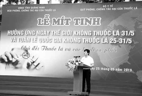 Đồng chí Nguyễn Trọng Diện, Giám đốc Sở Y tế, Trưởng Ban chỉ đạo Phòng, chống tác hại của thuốc lá tỉnh Quảng Ninh phát biểu tại buổi Lễ mít tinh