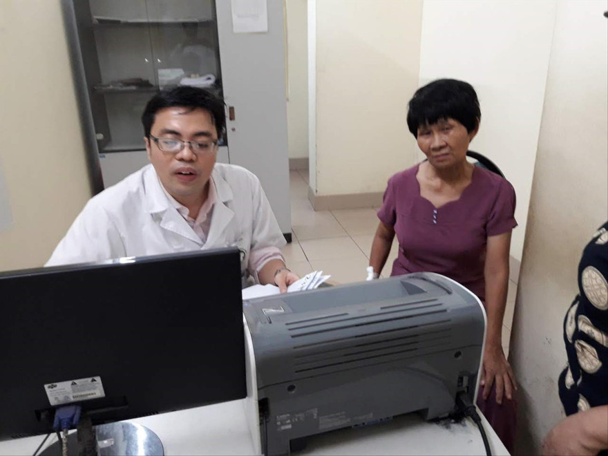 Liên tục ốm sau khi về nước, bà Dậu được người thân đưa đi khám bệnh   ẢNH GIA ĐÌNH CUNG CẤP 