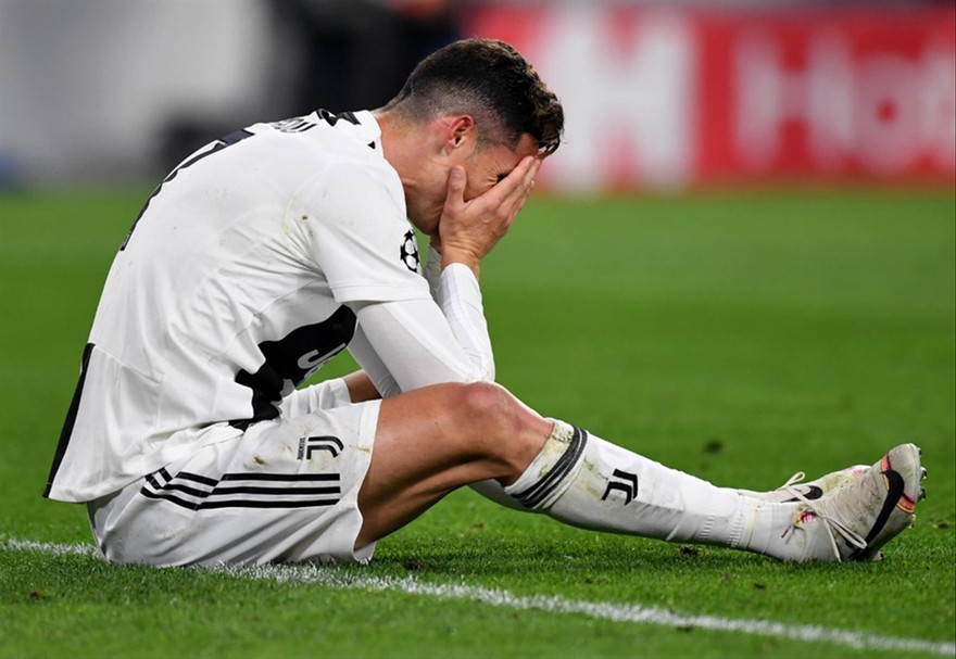 Ronaldo ôm mặt khóc sau trận thua Ajax và cùng Juventus bị loại khỏi Champions League