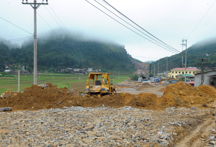 Đường mới làm cắt ngang cánh đồng Thèn Pả