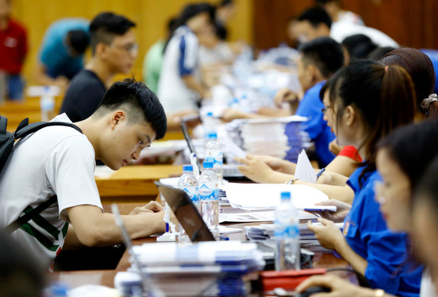 Sinh viên làm thủ tục nhập học. ảnh: Như Ý