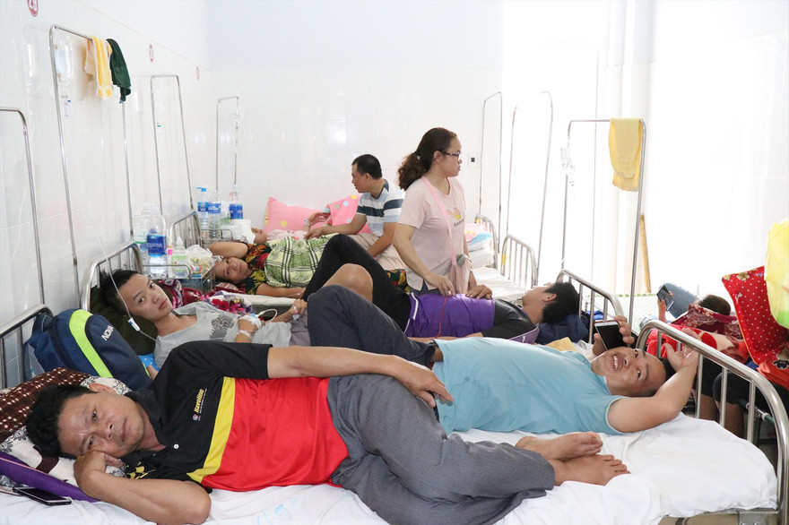 Bệnh nhân sốt xuất huyết cấp cứu ở bệnh viện 