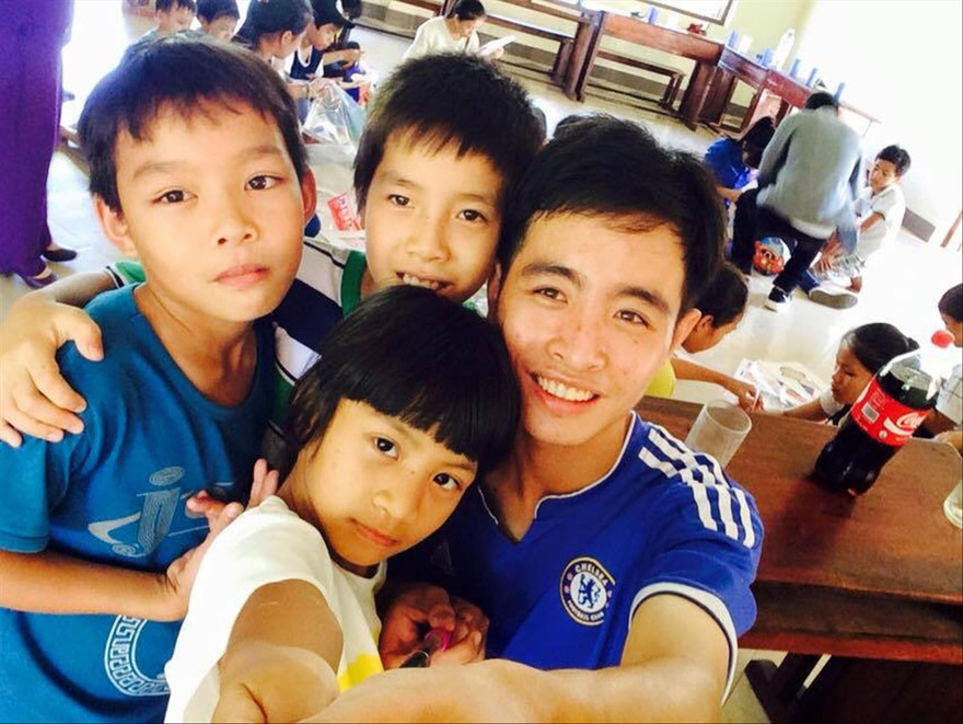 Thầy Dương Quốc Bảo cùng học sinh tại lớp học tiếng Anh miễn phí ở Quảng Nam. Ảnh: NVCC