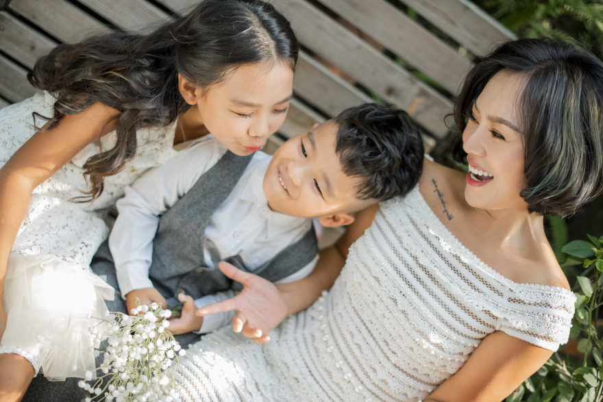 Mẹ đơn thân Thái Thùy Linh “sống chậm” cùng hai con. Ảnh: NVCC 