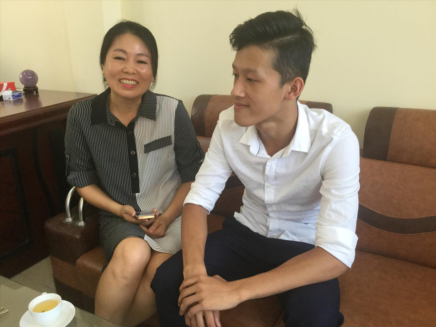 Nam và cô giáo chủ nhiệm 