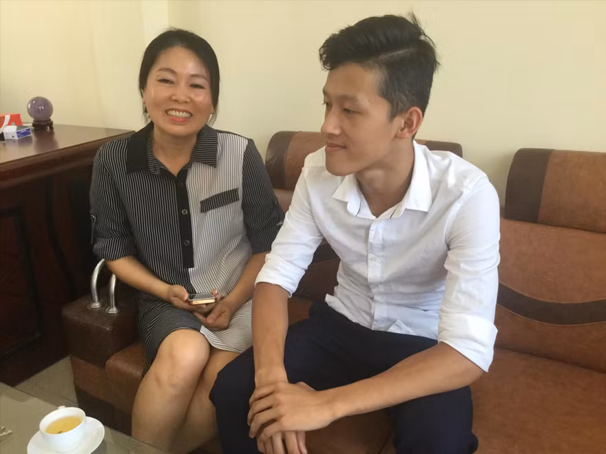 Nam và cô giáo chủ nhiệm 