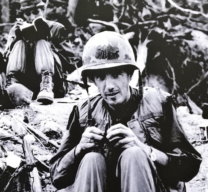 Nhà báo Ignacio trên đường Trường Sơn đoạn A Lưới năm 1968.