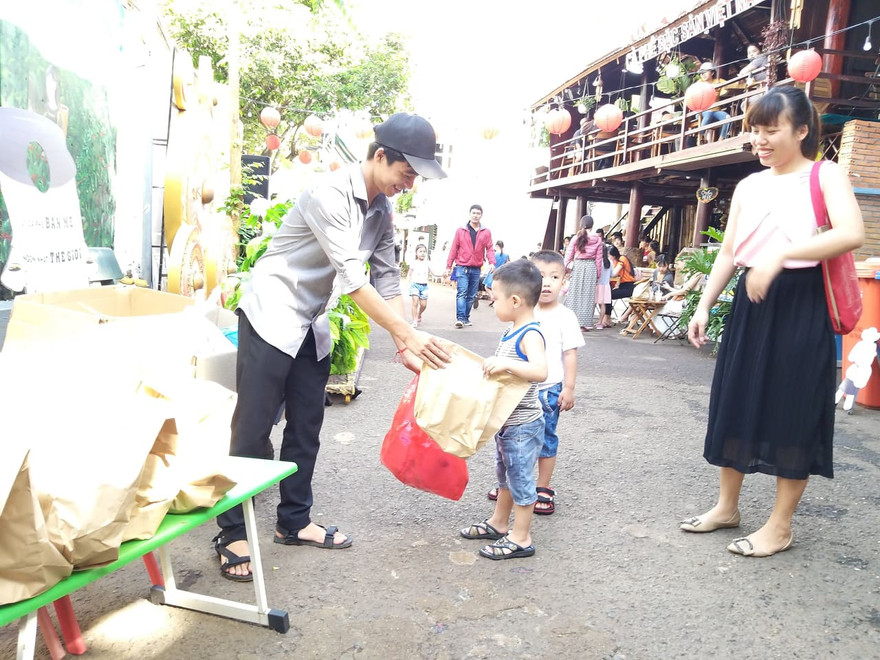 Đổi rác lấy quà ở Đăk Lăk 