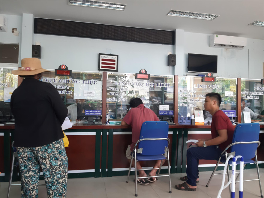 Người dân giao dịch tại UBND phường Nại Hiên Đông (Sơn Trà, Đà Nẵng). Ảnh: Nguyễn Thành