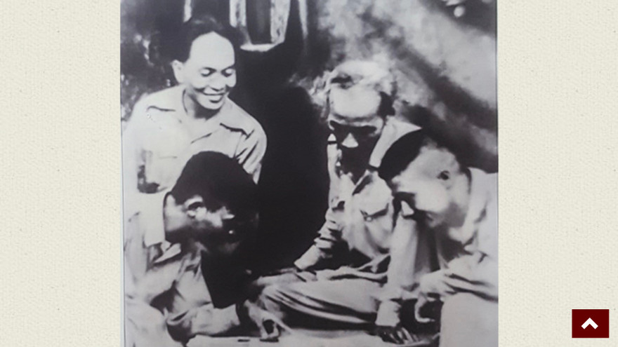 Ban chỉ huy Trung đoàn 88 (Trung đoàn Tu Vũ), Đại đoàn 308 báo cáo tình hình đơn vị với Chủ tịch Hồ Chí Minh và Đại tướng Võ Nguyên Giáp trong chiến dịch Biên giới, năm 1950. (Ảnh tư liệu Bảo tàng Lịch sử Quân sự Việt Nam)