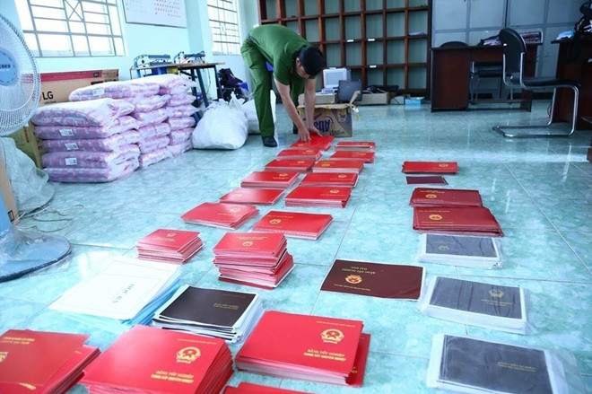 Phôi văn bằng chứng chỉ bị cơ quan chức năng Hà Nội thu giữ. ảnh: PV
