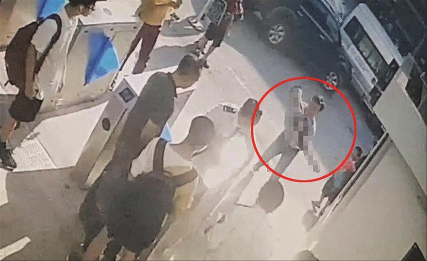 Hình ảnh camera ghi lại cảnh bé trai được phát hiện, bế vào phòng y tế. Ảnh: Cắt từ clip