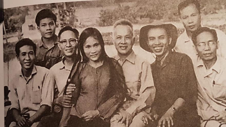 Từ trái qua Anh hùng Trần Thị Lý, LS Nguyễn Hữu Thọ, Trình Quang Phú (mũ tai bèo) 