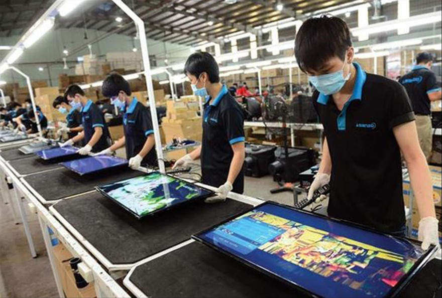 Việc ghi nhãn hàng “Made in Viet Nam” của Asanzo  gần đây dấy lên nghi ngại về việc nhiều doanh nghiệp lợi dụng chương trình “Người Việt ưu tiên dùng hàng Việt”. Trong ảnh: Lắp ráp tivi tại Công ty Asanzo. Ảnh: UP 