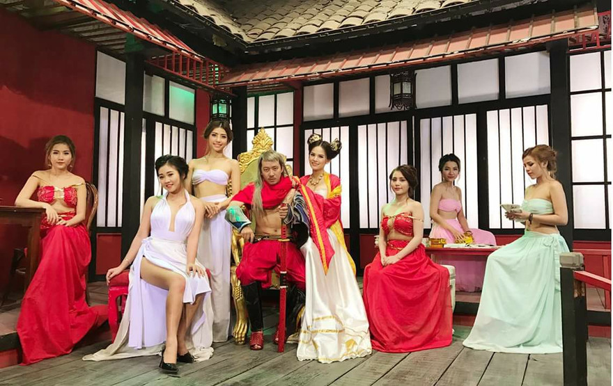 Kênh “Ghiền Mỳ Gõ” tập trung câu view bằng chuyện tình dục, cảnh khoe thân, hở bạo 