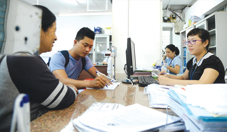 Giải quyết thủ tục cấp giấy chứng nhận nhà đất tại huyện Hóc Môn. Đây là thủ tục người dân còn than phiền nhiều nhất ở TPHCM.Ảnh: H.T 