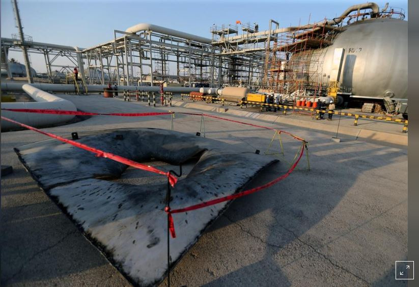 Một mảng kim loại của bể chứa dầu trong nhà máy của Ả rập Xê út bị hư hại trong cuộc tấn công hôm 14/9. Ảnh: Getty 