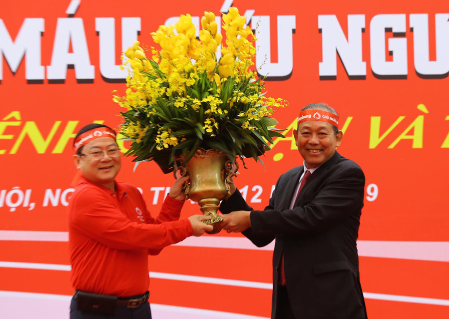 Phó Thủ tướng Thường trực Chính phủ, Chủ tịch Ủy Ban An toàn Giao thông Quốc gia Trương Hòa Bình ghi nhận biểu dương chương trình Chủ nhật Đỏ. Ảnh: Mạnh Thắng