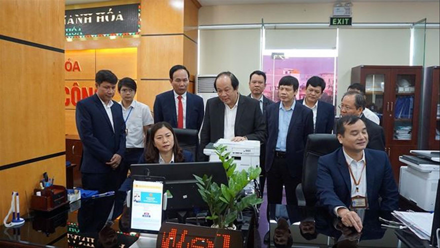 Lãnh đạo Văn phòng Chính phủ thăm, kiểm tra hoạt động tại Trung tâm Hành chính công Thanh Hóa. ảnh: HL