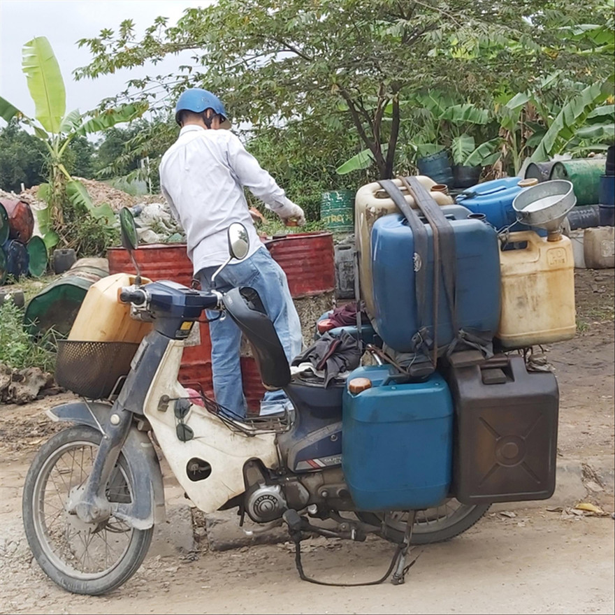 Dầu thải tại các cửa hàng sửa chữa xe máy, ô tô được thu mua với giá 4.000-6.000 đồng/lít 