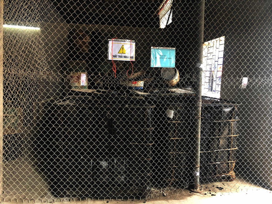 Ảnh dầu thải tồn đọng ở Cty CP Gốm sứ Thanh Hà. Ảnh: Q.Lộc 