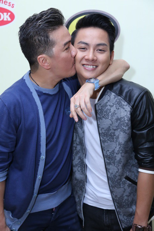 Đàm Vĩnh Hưng thể hiện tình cảm với học trò cưng Hoài Lâm. Ảnh: Dân Việt