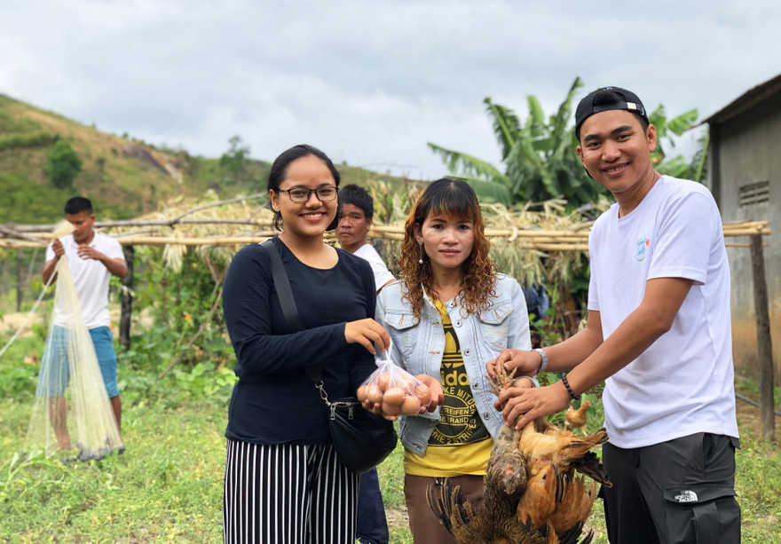 Đại diện nhóm tặng mỗi hộ 2 cặp gà giống và trứng gàẢnh: H.T.N 